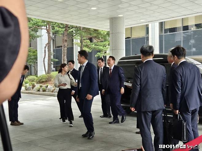 28일 오전 9시 55분께 윤석열 전 대통령이 '내란 특검팀'이 입주한 서울고검에 출석하고 있다. /사진=김동규 기자