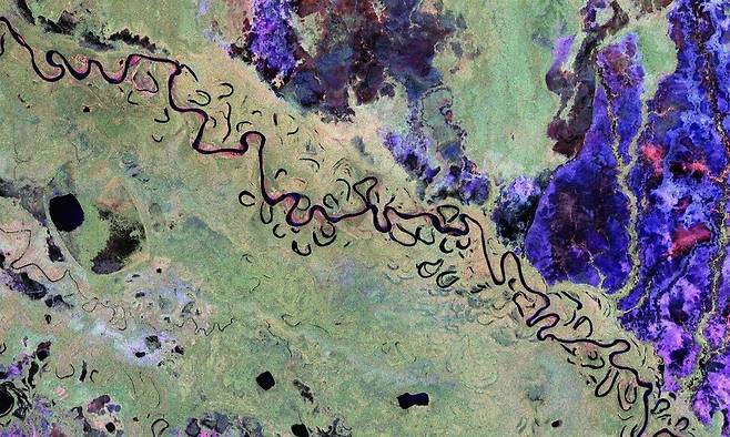 유럽우주국(ESA)의 바이오매스위성이 촬영한 볼리비아의 열대우림. 숲과 호수, 강줄기가 어울려 하나의 추상화 작품을 만들어냈다. 유럽우주국 제공