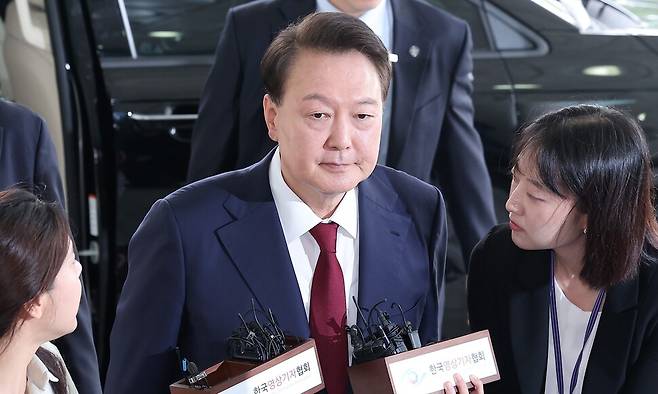 윤석열 전 대통령이 28일 피의자 신분으로 내란특검 조사를 받기 위해 서울 서초구 서울고검 청사로 출석하고 있다. 공동취재사진