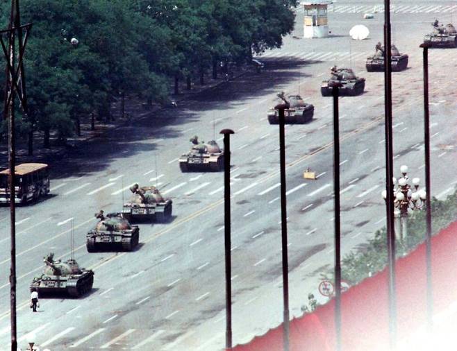 1989년 6월4일 한 남성이 중국 베이징 천안문 광장을 지나는 탱크 행렬을 막고 서 있다. 이 모습은 이후 국가폭력에 저항하는 상징으로 전세계에 퍼져나갔다. REUTERS