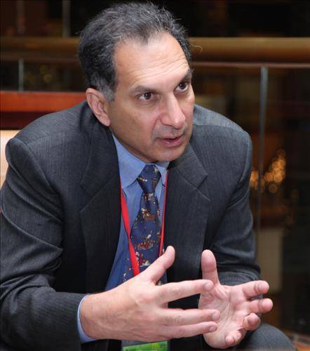 책 '중산층 연대기'의 저자 호미 카라스 브루킹스 연구소 선임연구원. 저자는 세계은행 보고서에서 '중진국 함정 이론(저소득 국가가 중간소득 국가까지 올라가는 데는 성공하지만, 이후 고소득 국가 진입에 실패하는 현상과 구조적 원인을 설명한 이론)'을 처음으로 정립한 중산층 연구의 권위자다. 연합뉴스