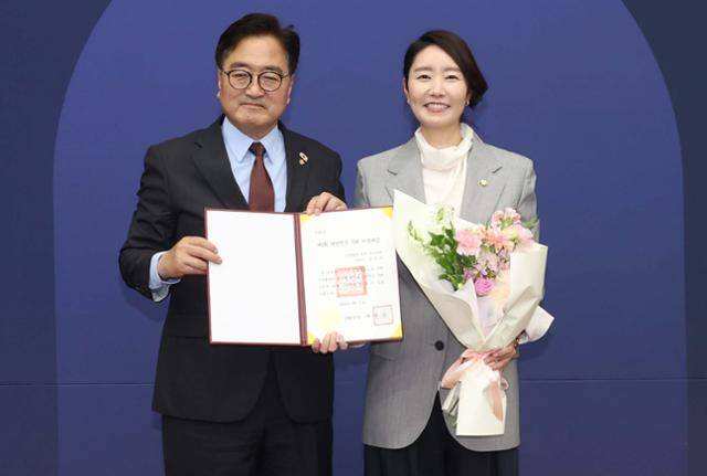 강선우 여성가족부 장관 후보자(오른쪽·더불어민주당 의원)가 지난 11일 서울 여의도 국회에서 열린 제5회 국회 의정대상 시상식에서 우원식 국회의장으로부터 입법활동 부문 우수의원 상장을 받은 뒤 기념촬영을 하고 있다. 뉴시스