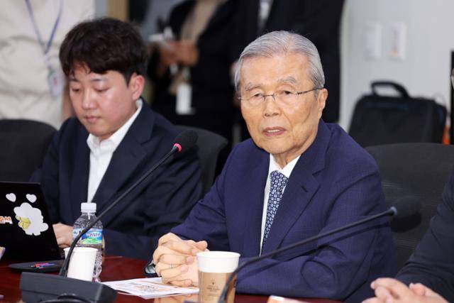 개혁신당 상임고문을 지낸 김종인 전 국민의힘 비상대책위원장이 23일 국회 의원회관에서 열린 개혁신당 대선 평가 세미나에서 기념사를 하고 있다. 뉴시스