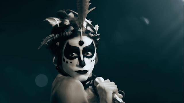 네이는 아버지의 억압을 이겨내고 예술 다방면에서 재능을 꽃피운다. 30세에 가수로 데뷔하며 그는 브라질 대중의 뜨거운 사랑을 받는다.