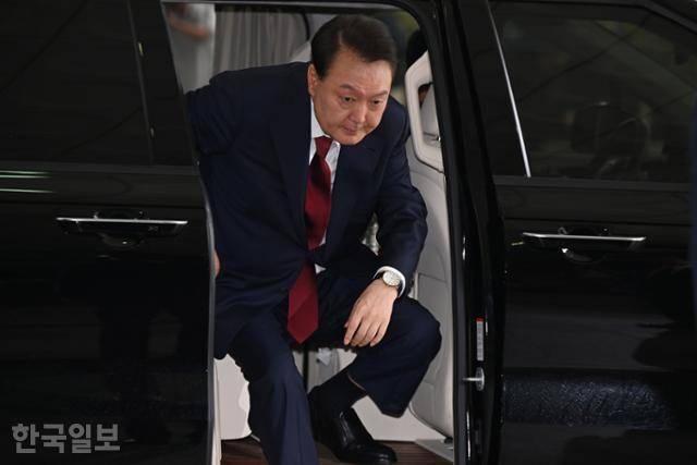 윤석열 전 대통령이 28일 서울 서초구 서울고검 청사에 내란 특검 대면조사를 받기 위해 출석하고 있다. 박시몬 기자