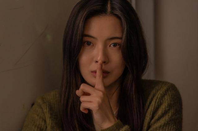 영화 '노이즈'는 층간소음으로 매일 시끄러운 아파트 단지에서 실종된 여동생을 찾아 나선 주영(이선빈)이 미스터리한 사건과 마주하게 되는 현실 공포 스릴러다. 바이포엠스튜디오 제공