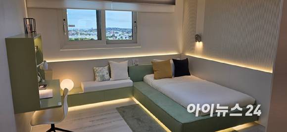 27일 서울 강남구 '써밋갤러리'에 설치된 리버센트 푸르지오 위브 84㎡C타입 침실. 해당 침실은 수익형 부분임대로 사용할 수 있다. [사진=이수현 기자]