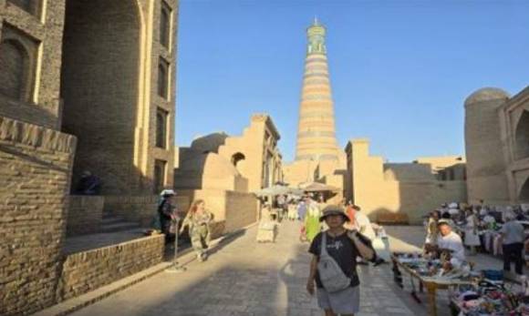 윤영성 전 관세청장 일행이 히바 성 중심가 석양의 미나렛 첨탑 앞에서 사진을 촬영하고 있다. [사진=윤영선]