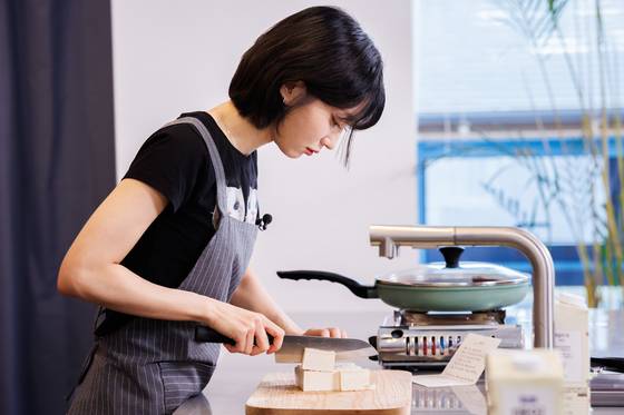 배달 음식이 지겨워 요리에 도전한 유빈은 직접 요리해보니 맛있고 재미있어서 꾸준히 요리를 하고 있다. 촬영 당일에도 능숙한 칼솜씨를 뽐냈다. 사진 나승보(스튜디오 설담)