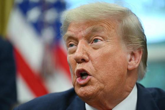 도널드 트럼프 미국 대통령이 27일(현지시간) 워싱턴 DC 백악관 집무실에서 콩고와 르완다 외무장관과의 접견 도중 기자들의 질문에 답하고 있다. AFP=연합뉴스
