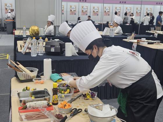 경기미 김밥 페스타에서 열린 '전국김밥경연대회'. 서혜빈 기자