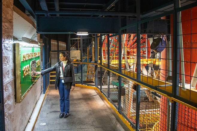 에펠탑 지하에는 엘리베이터를 작동하는 기계실이 있다. 특별 방문을 신청하면 볼 수 있다. 최승표 기자