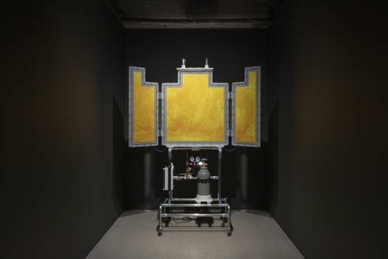 백정기 작품 ‘is of 두물머리 2024-2’. 단풍잎·코스모스에서 추출한 색소로 인화 후 에폭시 코팅하고 아크릴 밀폐 챔버와 질소치환장치를 달았다.