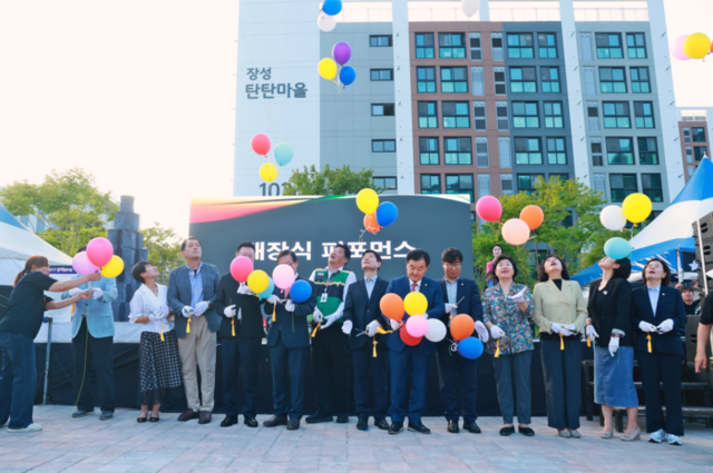 ▲ 강원도와 도경제진흥원이 주관하는 ‘전통시장·상점가 주말야시장 공모사업’에 선정된 강원 태백시 장성중앙시장(조합장 김양호)이 27일 장성탄탄마당에서 이상호 태백시장, 고재창 태백시의장을 비롯한 시민·관광객 등 500여명이 참석한 가운데 개막식을 갖고 오는 8월 16일까지 매주 금·토요일 오후 5시부터 밤 9시까지 2년차 ‘탄빛야시장’ 운영에 들어갔다.