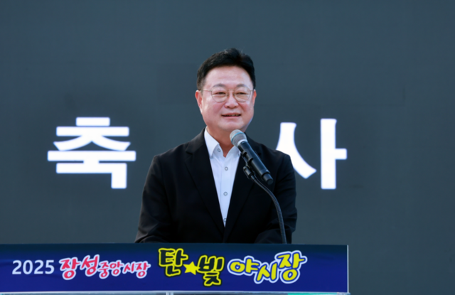 ▲ 강원도와 도경제진흥원이 주관하는 ‘전통시장·상점가 주말야시장 공모사업’에 선정된 강원 태백시 장성중앙시장(조합장 김양호)이 27일 장성탄탄마당에서 이상호 태백시장, 고재창 태백시의장을 비롯한 시민·관광객 등 500여명이 참석한 가운데 개막식을 갖고 오는 8월 16일까지 매주 금·토요일 오후 5시부터 밤 9시까지 2년차 ‘탄빛야시장’ 운영에 들어갔다.