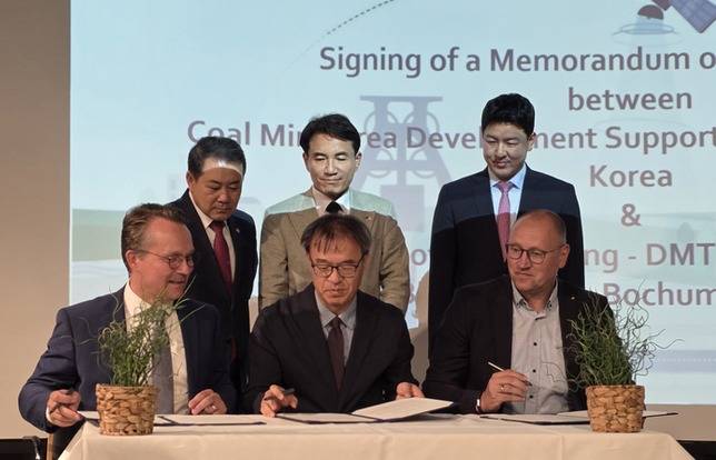 ▲ 보훔 폐광연구센터와 강원연구원 탄광지역발전지원센터가 27일 보훔 독일광산박물관 회의장에서 업무협약을 체결했다. 강원도 제공