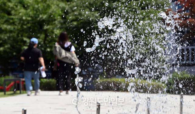 ▲ 강원 대부분 지역의 낮 최고기온이 30도를 넘는 무더운 날씨를 보인 19일 원주 장미공원에 설치된 바닥 분수가 시원하게 뿜어져 나오고 있다. 방도겸 기자