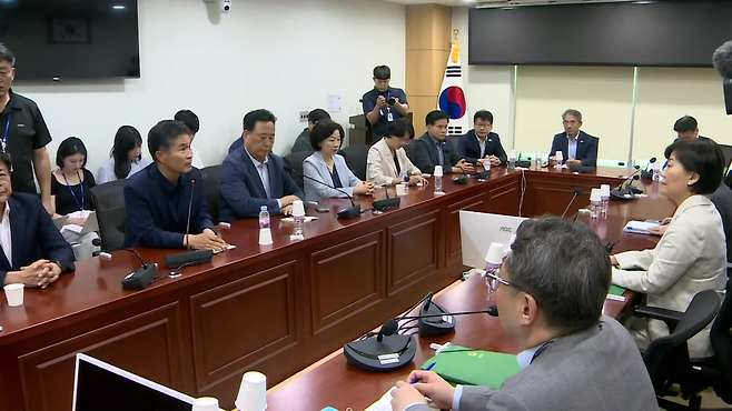 송미령 장관과 대화 나누는 농해수위 여당 의원들