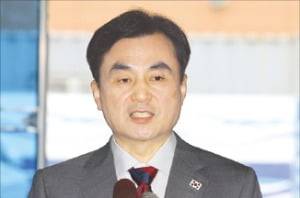 안규백 국방부 장관 후보자가 27일 서울 용산 육군회관에 마련된 인사청문회 준비 사무실로 처음 출근했다.  /연합뉴스