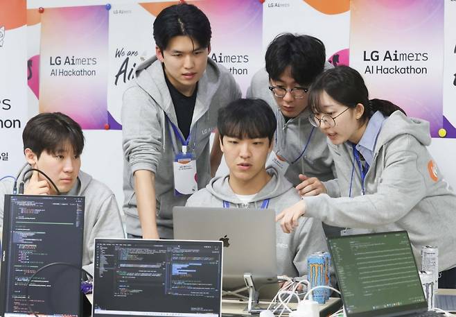 LG가 지난 4월 개최한 해커톤 행사에서 인공지능(AI) 전문가를 꿈꾸는 청년들이 과제를 수행하고 있다.  /사진=한경DB