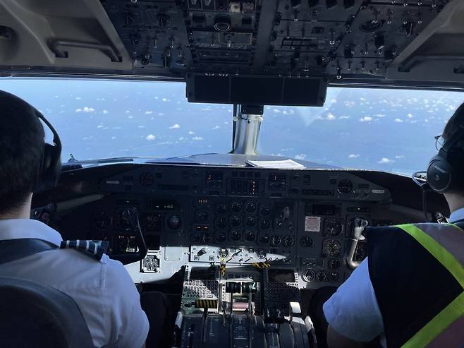 석 씨가 캐나다 상공을 비행 중인 항공기의 조종석에 앉아 오토파일럿 모드 상태에서 계기판을 주시하고 있다.