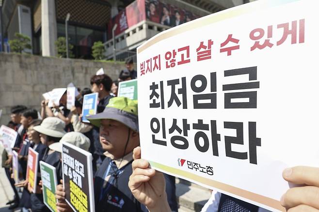 모두를 위한 최저임금 운동본부와 양대노총 조합원들이 11일 오전 서울 종로구 세종문화회관 계단에서 2026년 적용 최저임금 요구안 발표 기자회견을 하고 있다.  사진=임형택 한국경제신문 기자