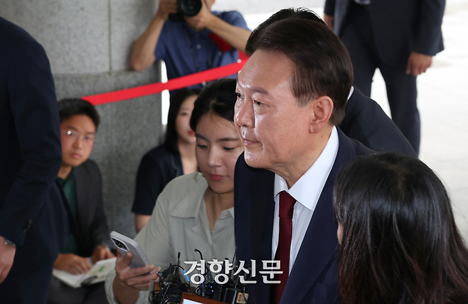 윤석열 대통령이 내란 특검 조사를 위해 28일 서울 서초구 서울고검에 출석하고 있다. 정효진 기자