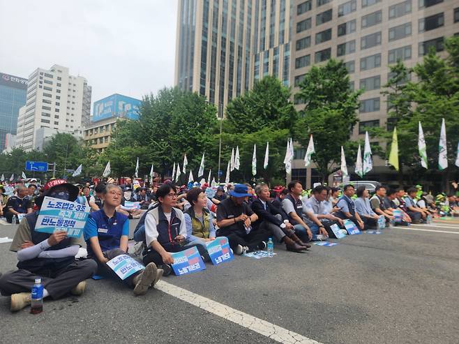서울 중구 숭례문 인근에서 최저임금 인상 촉구 결의대회 연 민주노총. 연합뉴스
