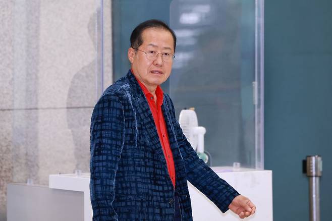 홍준표 전 대구시장이 지난 17일 인천국제공항 제1여객터미널을 통해 귀국하고 있다. 연합뉴스