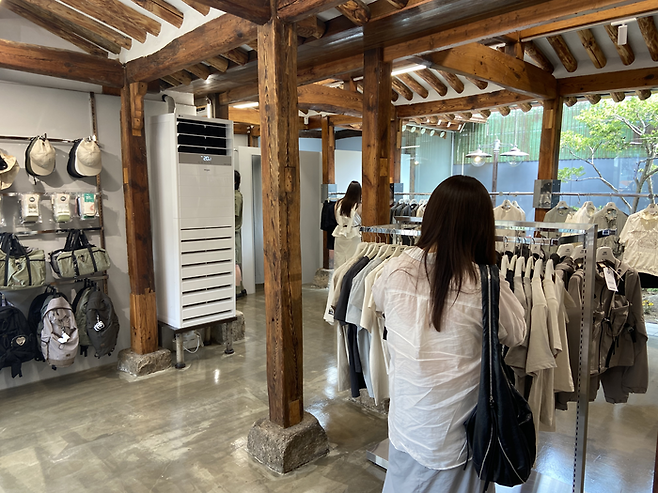 서울 종로구 북촌 비비씨 Earth(어스) 매장에서 손님이 상품을 살펴보고 있다. <박홍주 기자>