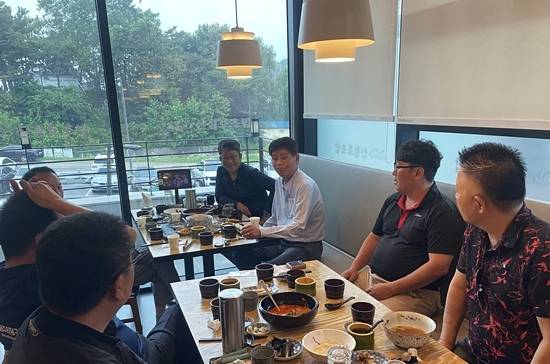 충남당구연맹은 최근 아산에서 도내 16개 시군당구연맹 회장 및 임원이 참석한 가운데 대의원 간담회를 열고 도민체전을 평가하는 자리를 가졌다. (사진=충남당구연맹)