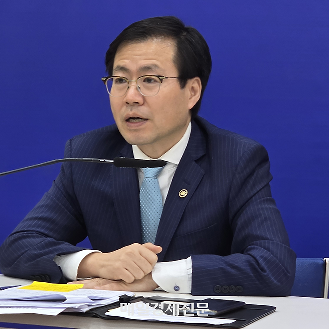 여한구 산업통상자원부 통상교섭본부장이 27일(현지시간) 미국 워싱턴DC 주미 한국대사관에서 개최된 간담회에서 질문에 답하고 있다. [워싱턴 최승진 특파원]