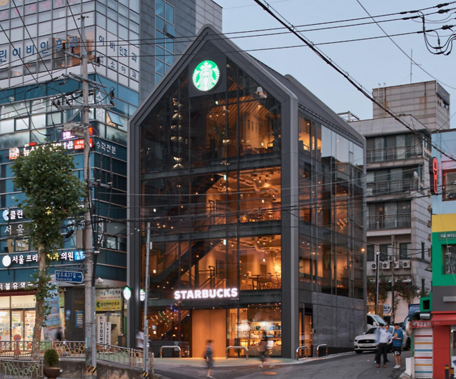 건축물 저작권을 두고 법적 분쟁이 발생할 뻔했던 스타벅스 상도역점 전경. Hsplan건축사사무소