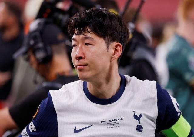 손흥민은 정말 토트넘을 떠나야 할까. 2024-25시즌 11골 12도움을 기록, 여전한 경쟁력을 보였으나 이제는 프리미어리그에서 뛰기 힘든 기량의 선수가 된 것일까. 그가 가진 리더십은 기량 외적으로 팀에 도움이 될 수 있지 않을까. 사진=REUTERS=연합뉴스