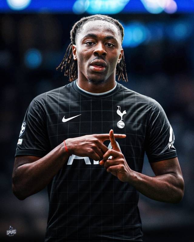 ‘TBR 풋볼’은 “에제는 토트넘 이적에 매우 관심이 있다. 다른 클럽의 관심에도 토트넘을 바라보고 있다”고 보도한 바 있다. 사진=스퍼스 글로벌 SNS