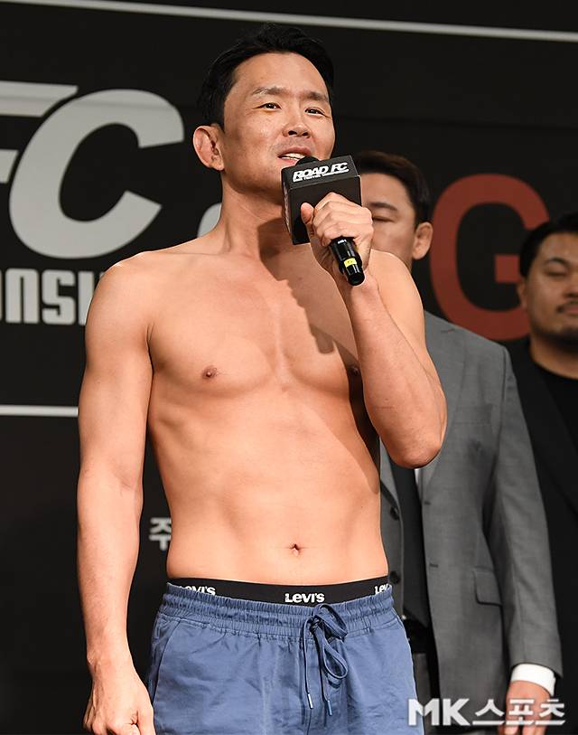 개그맨 윤형빈이 2025년 6월 스위스그랜드호텔 서울컨벤션센터 로드FC 73 스페셜 이벤트 매치 공개 계체 행사에서 출전 소감을 말하고 있다. 사진(서울 홍은동)=천정환 기자