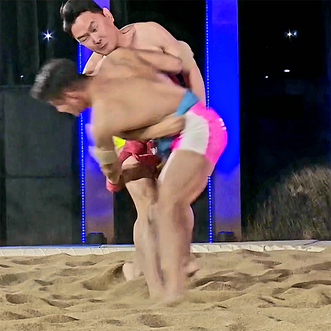 개그맨 윤형빈(위)이 2022년 방영 씨름 예능프로그램 ‘천하제일장사’ 시즌1 4강전 제1경기 3번째 판에서 UFC 8승 파이터 강경호를 꺾고 있다. 사진=채널A/채널S