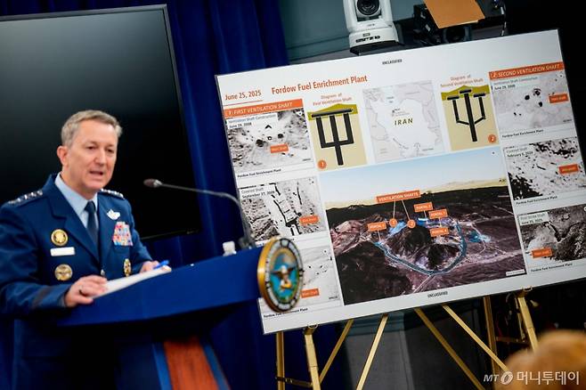 (알링턴 AFP=뉴스1) 류정민 특파원 = 26일(현지시간) 댄 케인 미국 합동참모본부의장이 버지니아주 알링턴의 펜타곤에서 열린 기자 회견에서 이란의 포르도 핵농축 시설 공격 개요에 대해 설명하고 있다.  미군은 지난 21일 이란의 포르도, 나탄즈, 이스파한 등 3곳의 핵시설에 대한 공습을 감행했으며, 지하 90~100m 깊이에 건설된 포르도에 대해서는 이번 이란 공격에 사용된 초대형 관통 폭탄(Massive Ordnance Penetrator) GBU-57 벙커버스터 총 14발 중 12발을 집중적으로 투하했다. 케인 합참의장은  "15년간 국방위협감소국(DTRA) 요원들이 포르도 시설을 분석해 왔고, 맞춤형 무기인 GBU-57을 개발해 지질, 구조, 환기구 위치, 콘크리트 캡 두께까지 고려해 정밀 타격했다"라고 밝헜다.2025.06.26  ⓒ AFP=뉴스1  Copyright (C) 뉴스1. All rights reserved. 무단 전재 및 재배포,  AI학습 이용 금지. /사진=(알링턴 AFP=뉴스1) 류정민 특파원