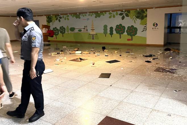 충북 충주시는 지난 26일 시장실 부속실에 들어가 집기 등을 파손한 혐의로 경찰에 긴급체포됐던 6급 공무원 A씨(50·여)를 직위해제했다고 28일 밝혔다. 26일  A씨가 파손한 충주시장실 현장.(독자제공) /사진=뉴시스