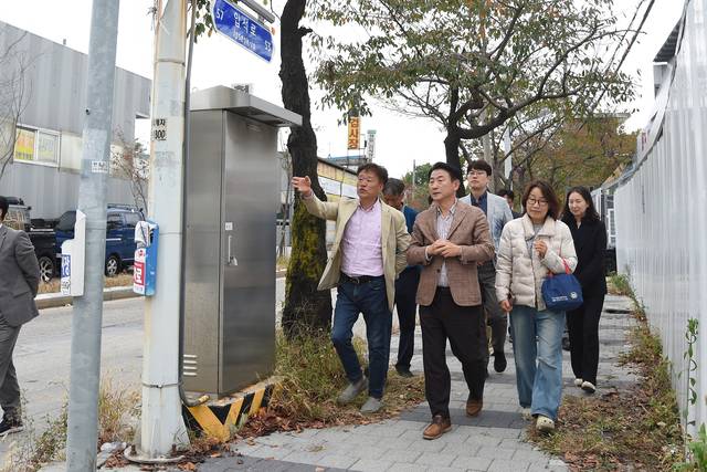 김동근 의정부시장이 입석마을 현장 점검을 하고 있다. 의정부시 제공