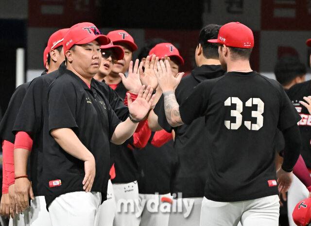 25일 오후 서울 고척동 고척스카이돔에서 진행된 '2025 프로야구 KBO리그' 키움히어로즈와 KIA타이거즈의 경기. 기아 이범호 감독이 6-3으로 승리한 뒤 올러와 환호하고 있다./마이데일리