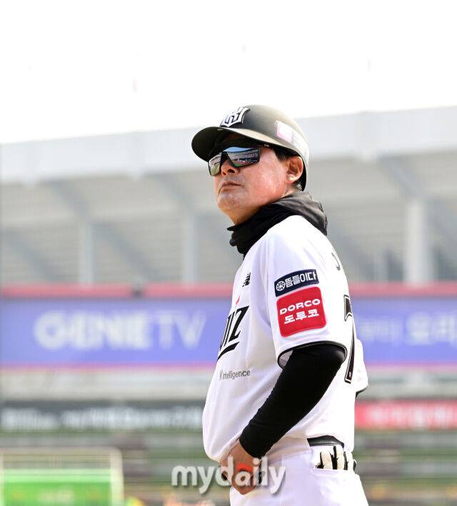 2025년 3월 9일 오후 경기도 수원KT위즈파크에서 2025 신한 SOL뱅크 KBO 리그 시범경기 KT 위즈와 LG 트윈스의 경기가 열렸다. KT 이종범 코치가 경기를 준비하고 있다./마이데일리
