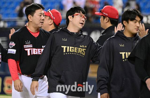 2025년 6월 4일 오후 서울 잠실구장에서 진행된 '2025 신한 SOL뱅크 KBO 리그' KIA 타이거즈와 두산 베어스의 경기. KIA 양현종이 8-3으로 승리한 뒤 기뻐하고 있다./마이데일리