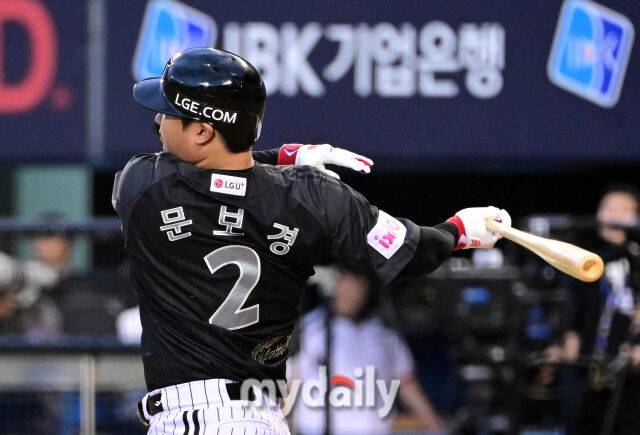 2025년 6월 19일 오후 서울 잠실구장에서 '2025 신한 SOL뱅크 KBO 리그' NC 다이노스와 LG 트윈스의 경기. LG 문보경이 4회말 2사 후 안타를 치고 있다./마이데일리