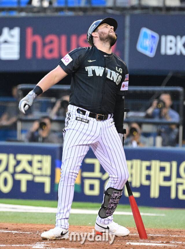 2025년 6월 17일 오후 서울 잠실구장에서 진행된 '2025 신한 SOL뱅크 KBO 리그' NC 다이노스와 LG 트윈스의 경기. LG 오스틴이 3회말 1사 1.2루서 삼진을 당한 뒤 아쉬워하고 있다./마이데일리