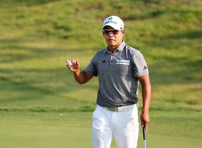 16번 홀에서 버디를 잡고 갤러리에게 인사하는 문도엽. [사진=KPGA]