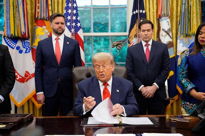 도널드 트럼프 미국 대통령과 J.D 밴스(왼쪽) 부통령, 마르코 루비오(오른쪽) 국무장관이 27일 워싱턴 D.C. 백악관 오벌 오피스에서 취재진의 질문에 답하고 있다. [EPA]