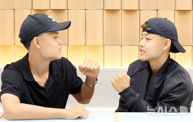 [인천공항=뉴시스] 이영환 기자 = FC 바르셀로나 유스팀에 입단한 쌍둥이 형제 이대한(왼쪽), 이민국이 지난 27일 오후 인천국제공항 제1여객터미널을 통해 귀국해 뉴시스와 인터뷰를 마친후 포즈를 취하고 있다.  2025.06.28. 20hwan@newsis.com