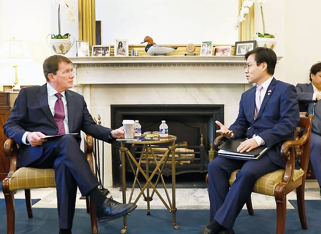 [서울=뉴시스] 여한구 산업통상자원부 통상교섭본부장이 26일 미국 워싱턴 D.C. 미국 의회 빌 해거티 상원의원 집무실에서 빌 해거티 미국 상원의원과 면담을 하고 있다. (사진=산업통상자원부 제공) 2025.06.27. photo@newsis.com *재판매 및 DB 금지