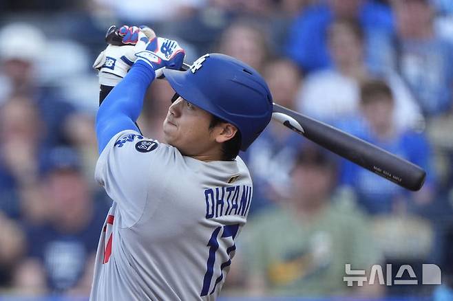 [캔자스시티=AP/뉴시스] LA 다저스의 오타니 쇼헤이가 27일(현지 시간) 미 미주리주 캔자스시티 코프먼 스타디움에서 열린 2025 메이저리그 캔자스시티 로열스와의 경기 1회 초 선두 타자로 나와 1점 홈런(29호)을 치고 있다. 2025.06.28.